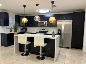 Modern Home Pool 10min to Airport, Near Winwood-Dowtwn